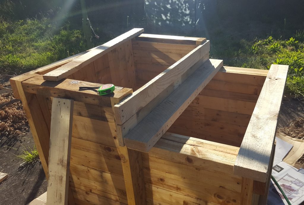 $20 DIY Aquaponic Fish Tank from Recycled Pallets - Practical ...